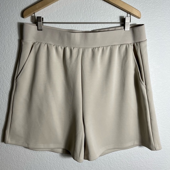 NWOT Lazypants Shorts cream Elastic Waist Inseam  5” Pockets - Picture 5 of 6